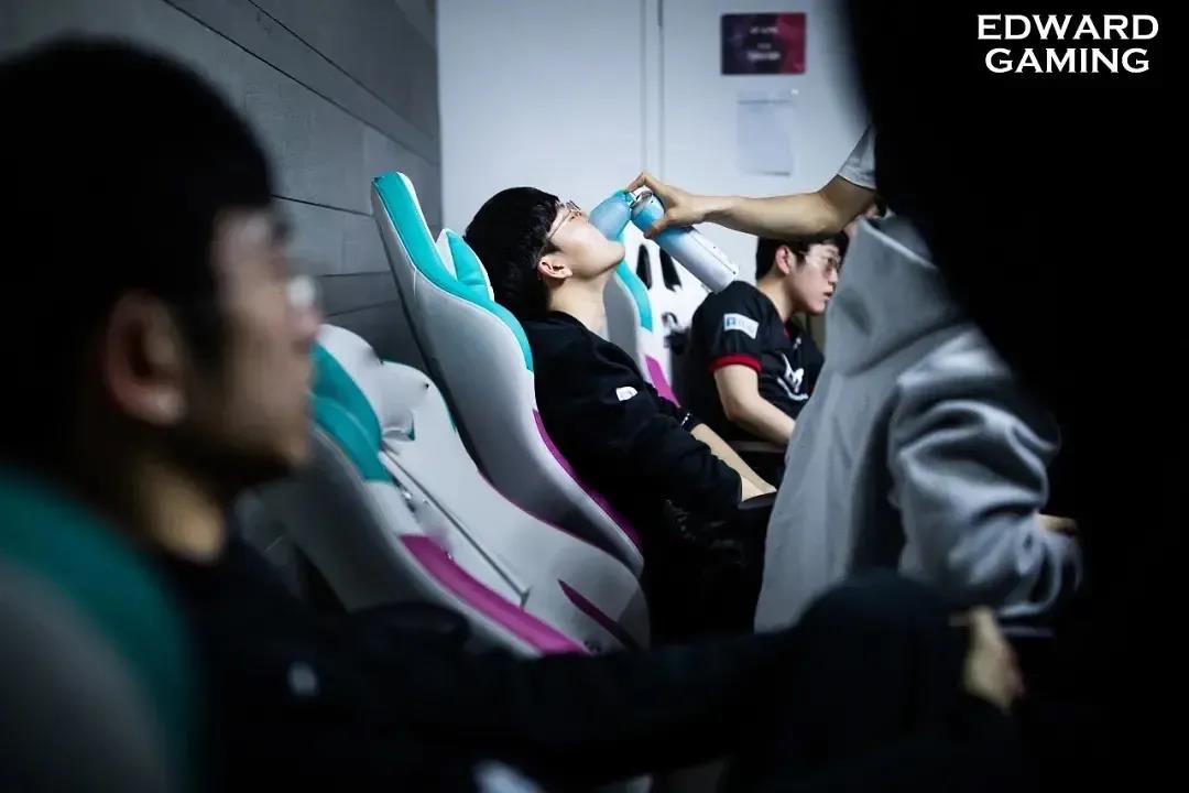 惨遭破防，圣枪哥被喷到退出粉丝群